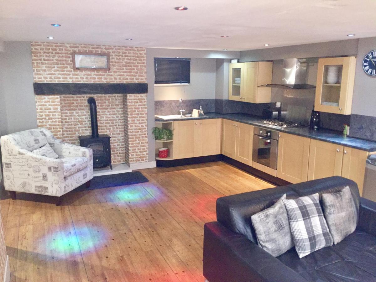 Large 2-Bed House Derbyshire Off Chatsworth Rd Chesterfield Exterior foto
